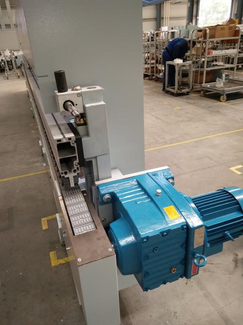 銷售減速機(jī)及加工定制非標(biāo)減速機(jī),等先進(jìn)的機(jī)械設(shè)備和成套產(chǎn)品的現(xiàn)場